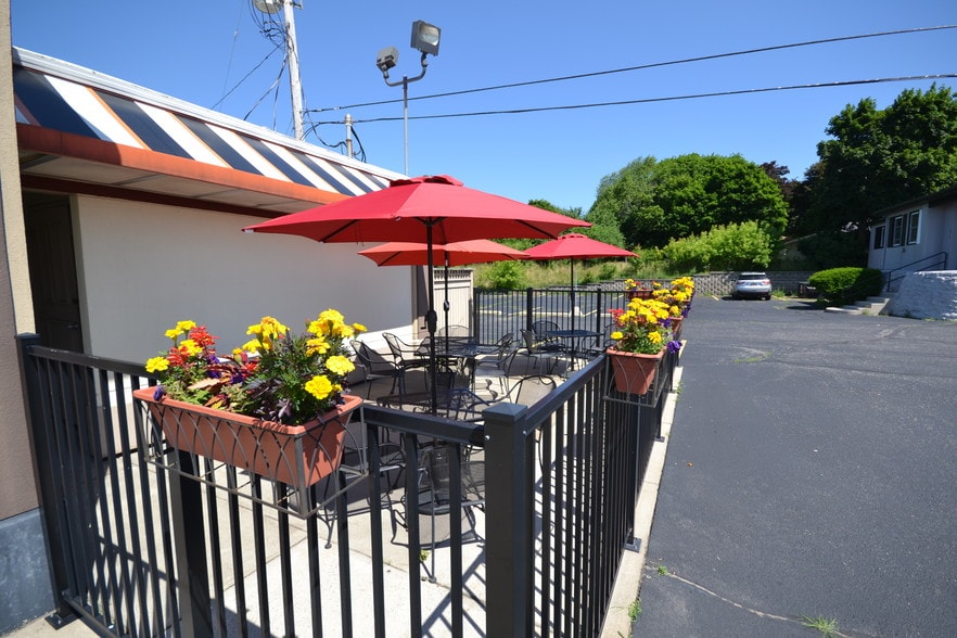 More Photos Of 2739 Breton Rd SE, Grand Rapids Freestanding For Sale