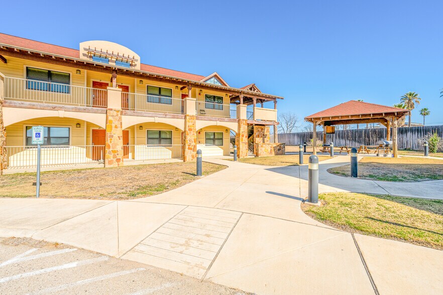 More Photos Of 2420 N 1st St, Carrizo Springs Apartments For Sale