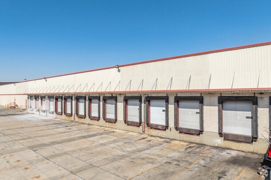 More Photos Of 300 W Heinz St, Mechanicsburg Warehouse For Lease