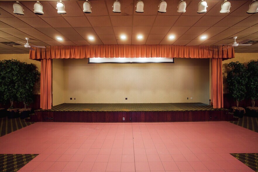 More Photos Of 720 N Wisconsin Ave, Elkhorn Restaurant For Sale