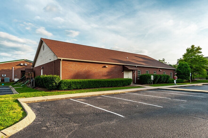 More Photos Of 20 Executive Park Dr, Hendersonville Loft Creative Space For Sale