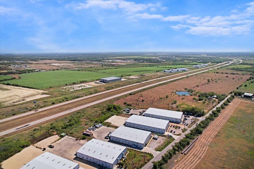 More Photos Of 12951 Wright Rd, Austin Distribution For Lease