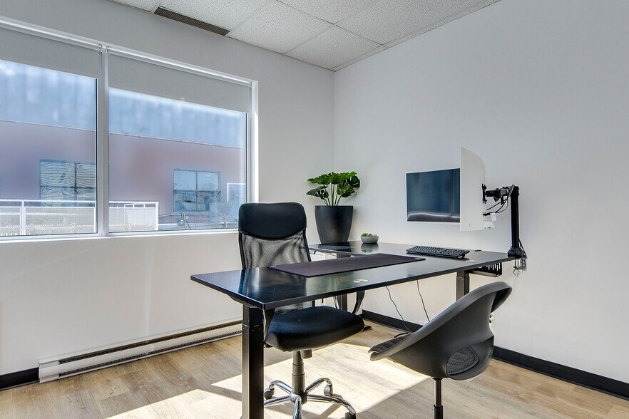 More Photos Of 4760 Rue Acorn, Montréal Research And Development For Lease