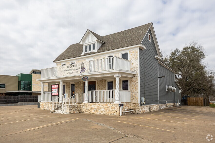 Primary Photo Of 710 W Travis St, La Grange Restaurant For Sale