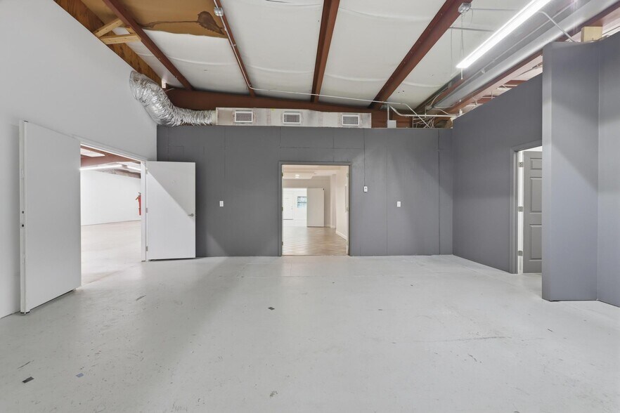 More Photos Of 623 Pleasant St, Lake Helen Flex For Lease