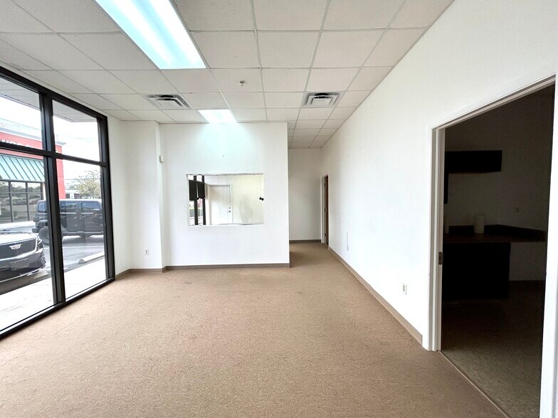 More Photos Of 5045 Fruitville Rd, Sarasota General Retail For Lease