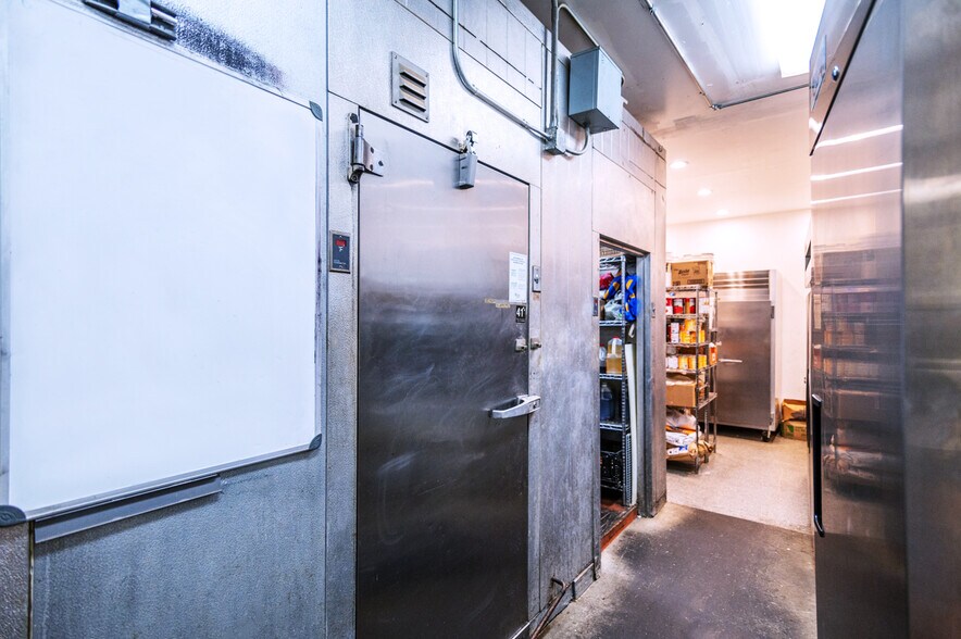 More Photos Of 614 NW Cedar Ave, Redmond Restaurant For Sale