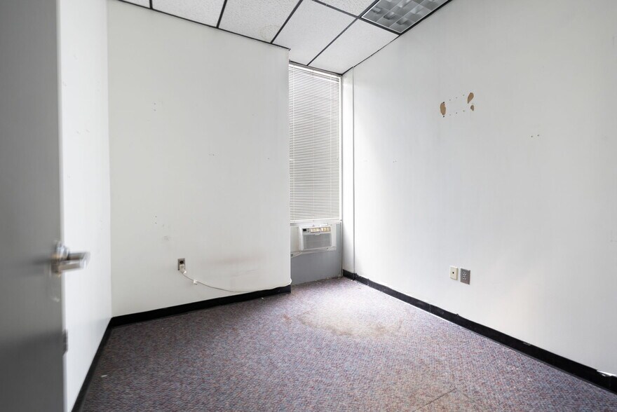More Photos Of 215 Marvin Miller Dr SW, Atlanta Light Distribution For Sale