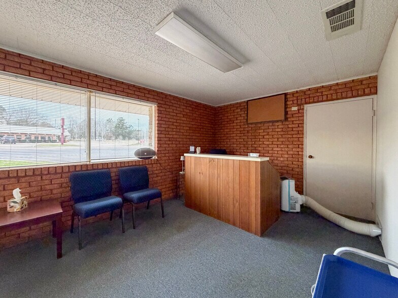 More Photos Of 1200 N Louise St, Atlanta Office For Sale