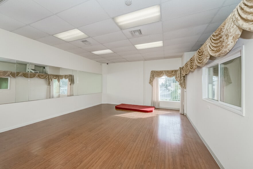 More Photos Of 9560 Las Tunas Dr, Temple City General Retail For Lease