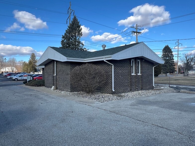 More Photos Of 1012 W Fairchild St, Danville Office For Sale