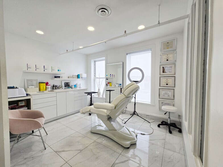 More Photos Of 12-18 Byward Market Sq, Ottawa Storefront Retail Office For Lease