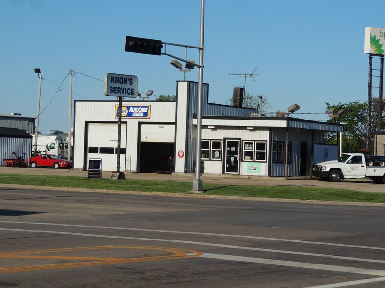 More Photos Of 1108 Main St, Neenah Auto Repair For Sale