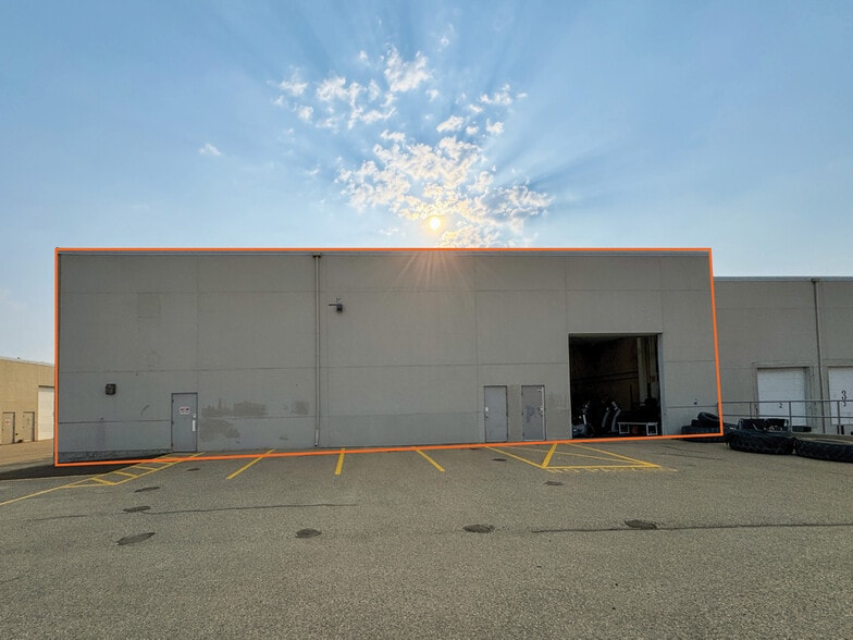 More Photos Of 333 28th St NE, Calgary Warehouse For Sale