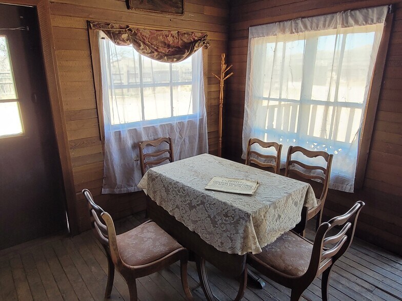 More Photos Of 331 W Rockspring Ln, Benson Movie Radio TVStudio For Sale