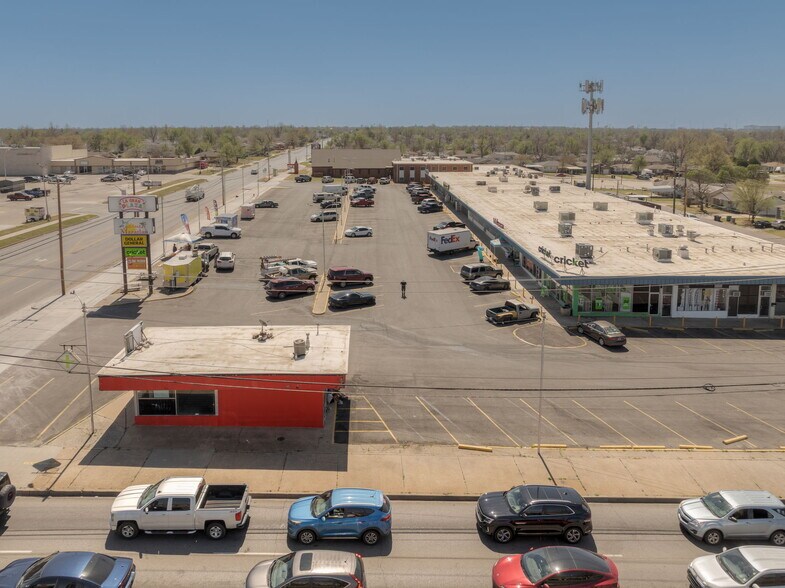 More Photos Of 2904 SW 44th St, Oklahoma City Flex For Lease