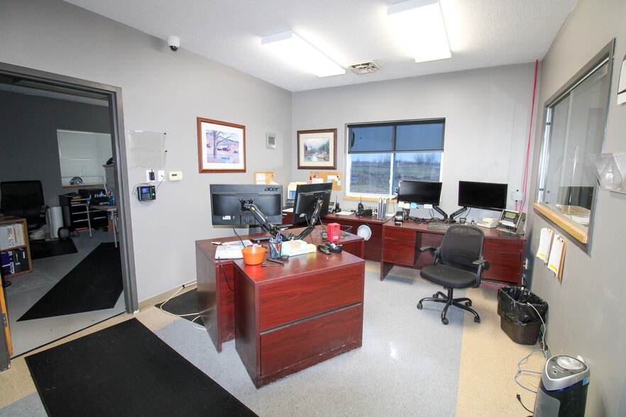More Photos Of 5640 44th Ave S, Clinton Office For Sale