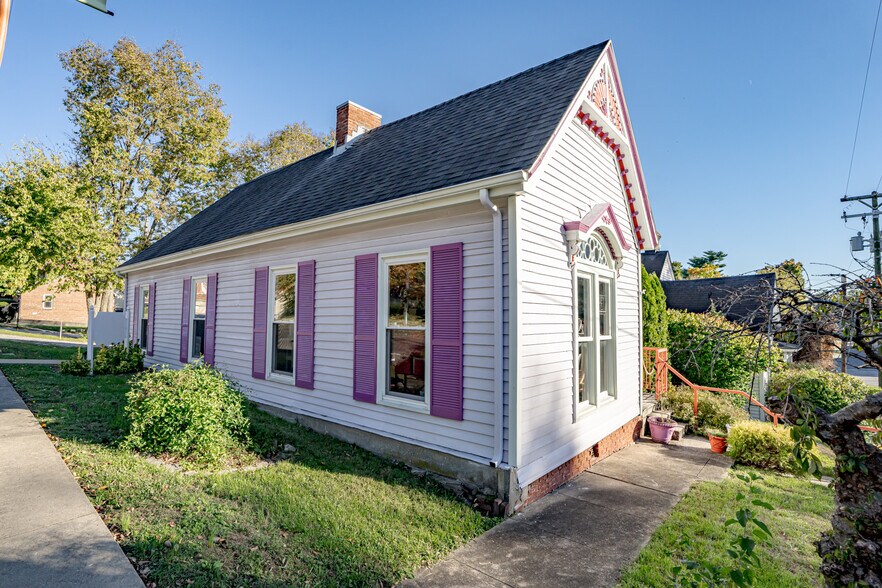 More Photos Of 724 Washington St, Shelbyville Freestanding For Sale