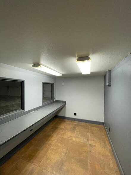 More Photos Of 931-945 W Hoover Ave, Orange Manufacturing For Lease