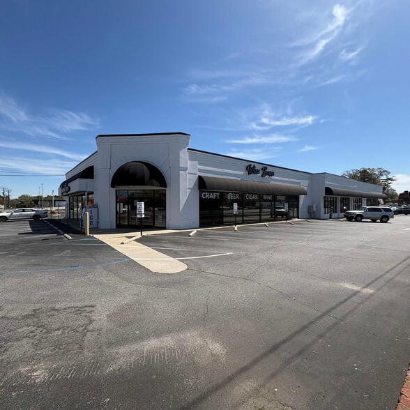 More Photos Of 1036-1050 N Pleasantburg Dr, Greenville Freestanding For Lease