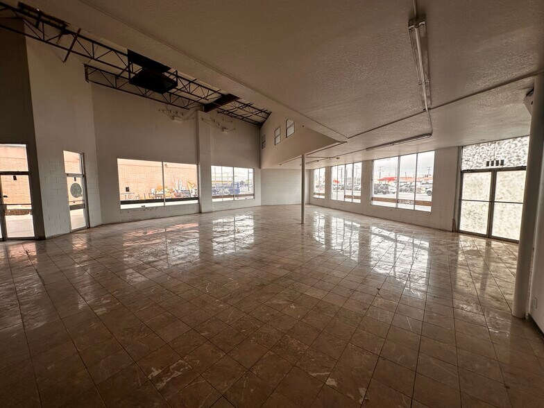 More Photos Of 2401 Alameda Ave, El Paso Showroom For Lease