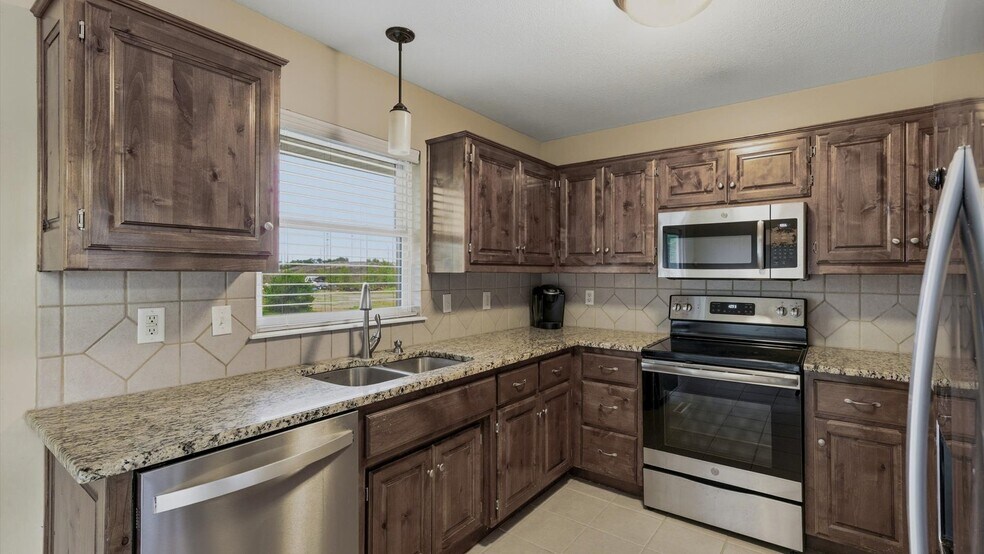 More Photos Of 2450 NW Lowenstein Dr, Lee's Summit Flex For Sale