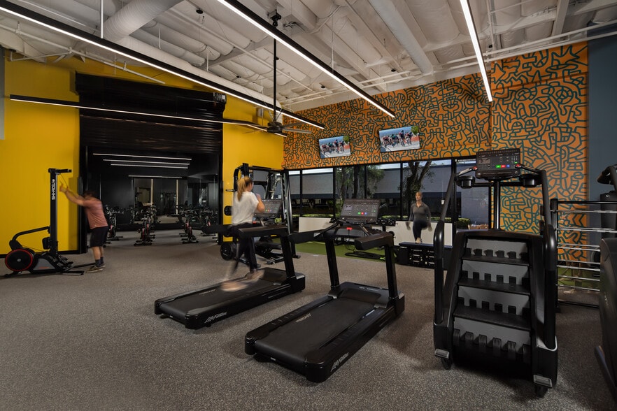 More Photos Of 6815 Flanders Dr, San Diego Unknown For Lease