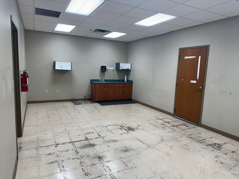 More Photos Of 600 N Sara Rd, Yukon Warehouse For Lease