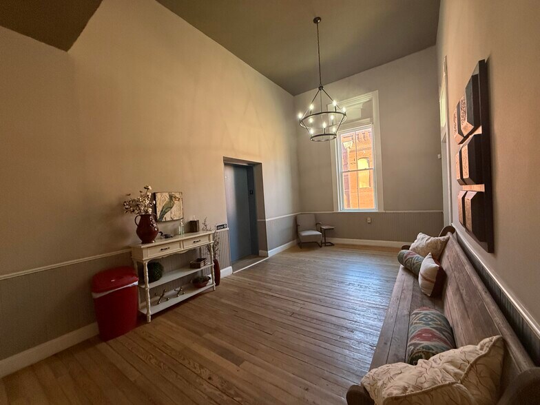 More Photos Of 200 W Main St, Ardmore Storefront Retail Office For Lease