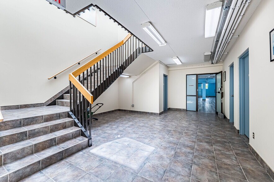 More Photos Of 220 Advance Blvd, Brampton Office For Sale