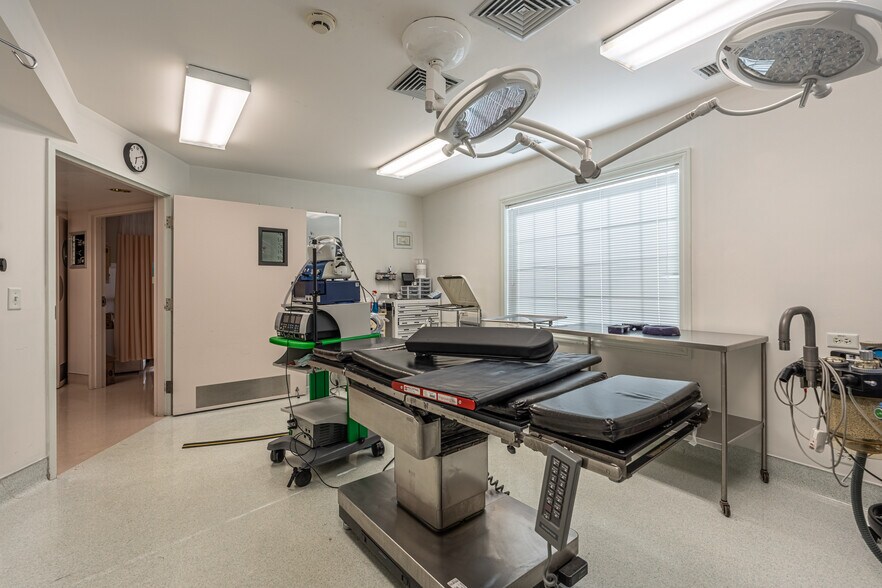 More Photos Of 330 W Frontage Rd, Northfield Medical For Lease