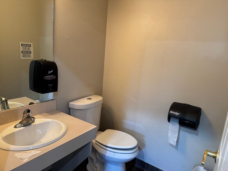 More Photos Of 97 Professional Way, Payson Office For Sale