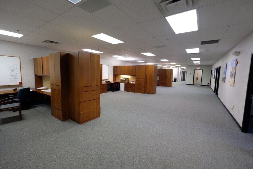 More Photos Of 6402 Corporate Dr, Indianapolis Distribution For Lease