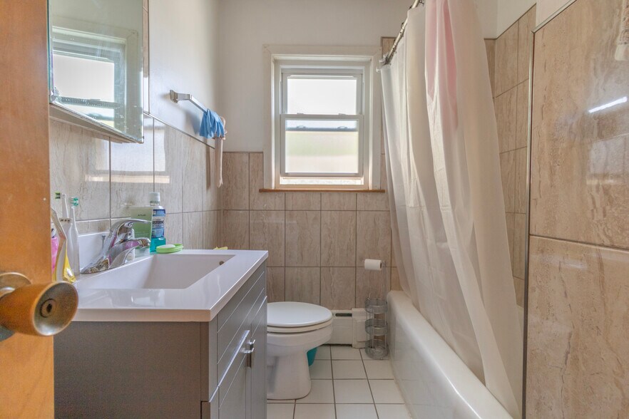 More Photos Of 4936 Greenwood St, Skokie Apartments For Sale
