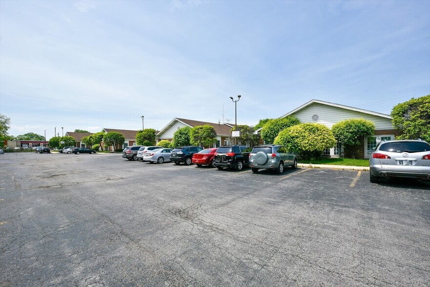 More Photos Of 4701-4731 W Midlothian Tpke, Crestwood Office For Sale