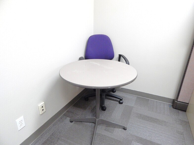 More Photos Of 2020-2040 NW Newcastle St, Roseburg Office For Lease