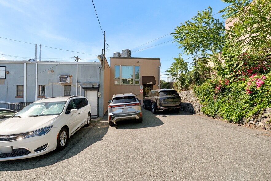 More Photos Of 1190 Hylan Blvd, Staten Island Office For Sale