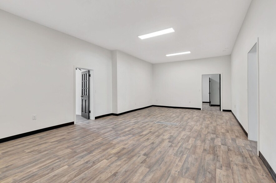 More Photos Of 2435 Williams Ave, Cincinnati Storefront Retail Residential For Lease