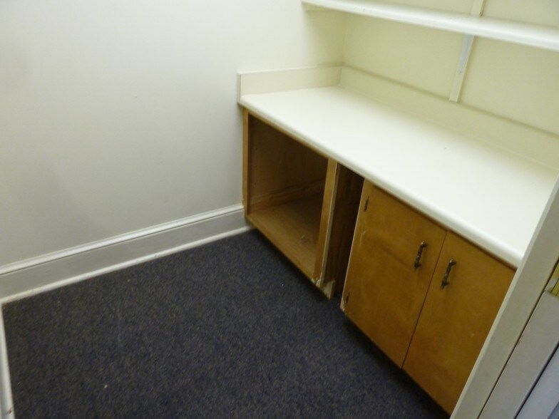 More Photos Of 910 Edgefield St, Greenwood Light Distribution For Sale