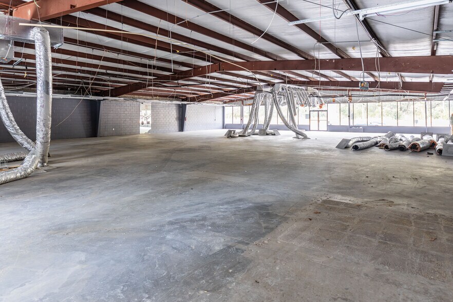 More Photos Of 5953 Roosevelt Blvd, Jacksonville Storefront Retail Office For Lease