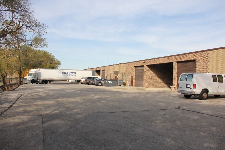 More Photos Of 870-892 Eagle Dr, Bensenville Warehouse For Lease