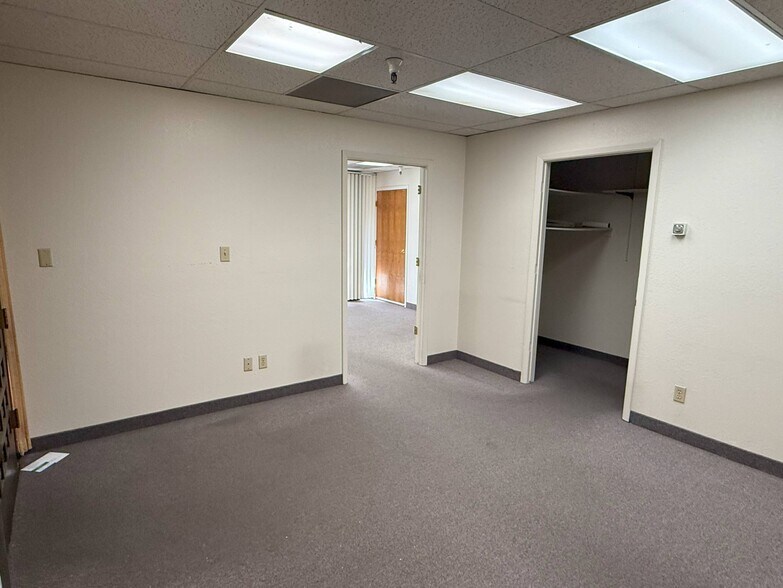 More Photos Of 8010 E Morgan Trl, Scottsdale Office For Sale