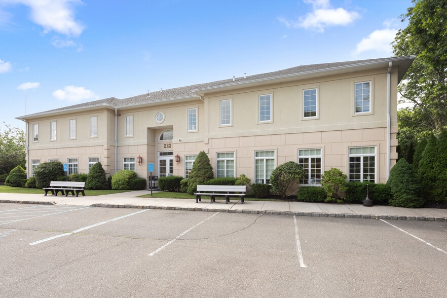 More Photos Of 223 W Montauk Hwy, Hampton Bays Medical For Lease