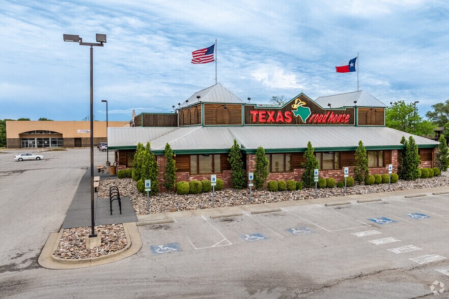 More Photos Of 2329 S Iowa St, Lawrence Freestanding For Sale