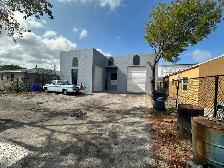 More Photos Of 2117 Taylor St, Hollywood Flex For Lease