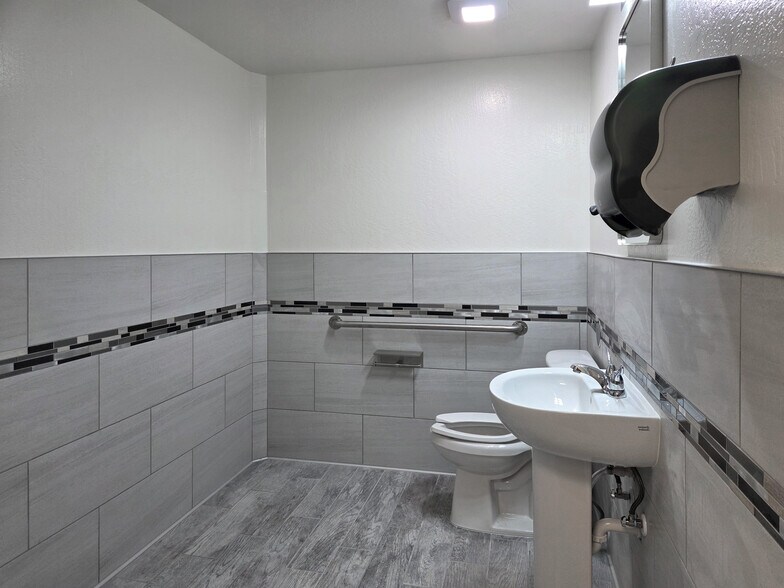 More Photos Of 1929 W Lone Cactus Dr, Phoenix Light Distribution For Sale