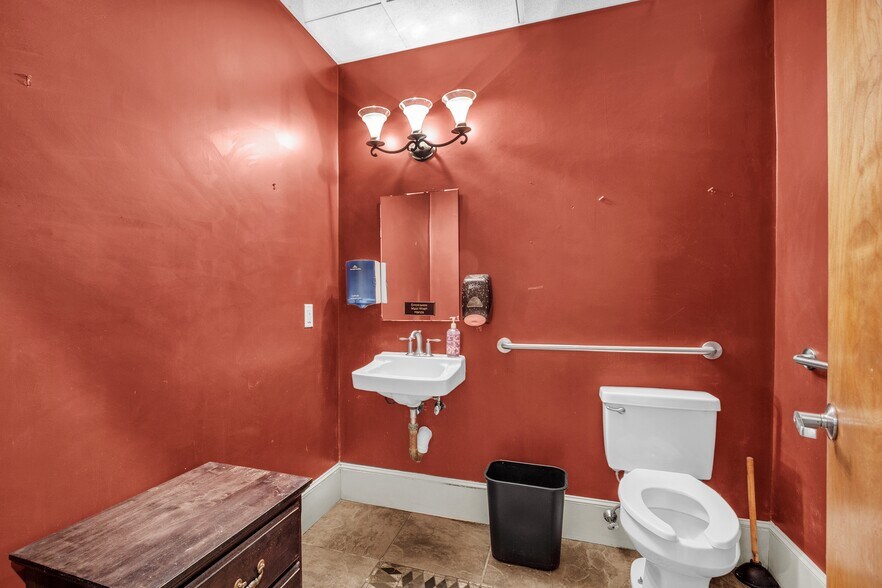 More Photos Of 307 Grafton St, Shrewsbury Office For Lease