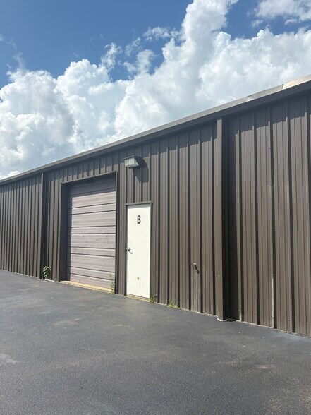 More Photos Of 2231 NW Broad St, Murfreesboro Showroom For Lease