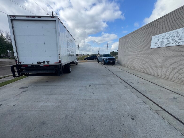 More Photos Of 100 E 32nd St, Bryan Freestanding For Lease