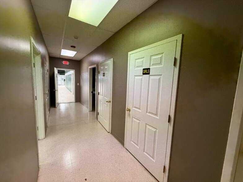 More Photos Of 794 E Main St, Tupelo Showroom For Sale